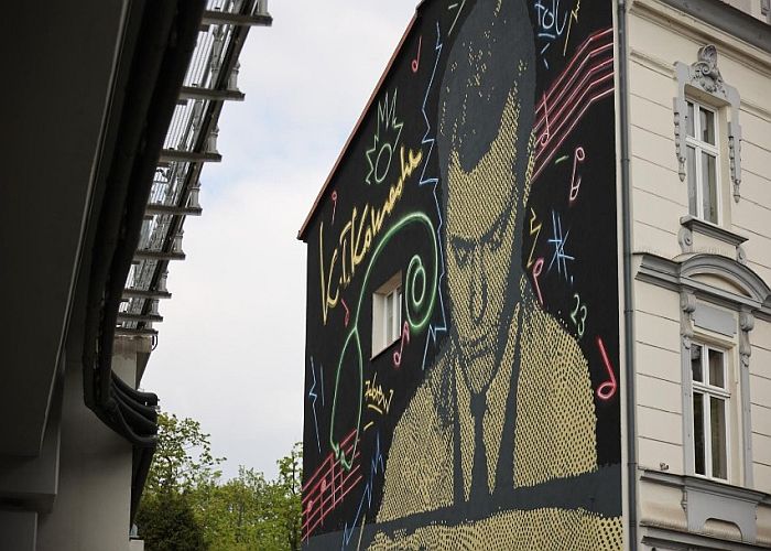 https://gazetakrakowska.pl/legendarny-kompozytor-ma-w-krakowie-swoj-mural/ga/c13-17495493/zd/66906999
