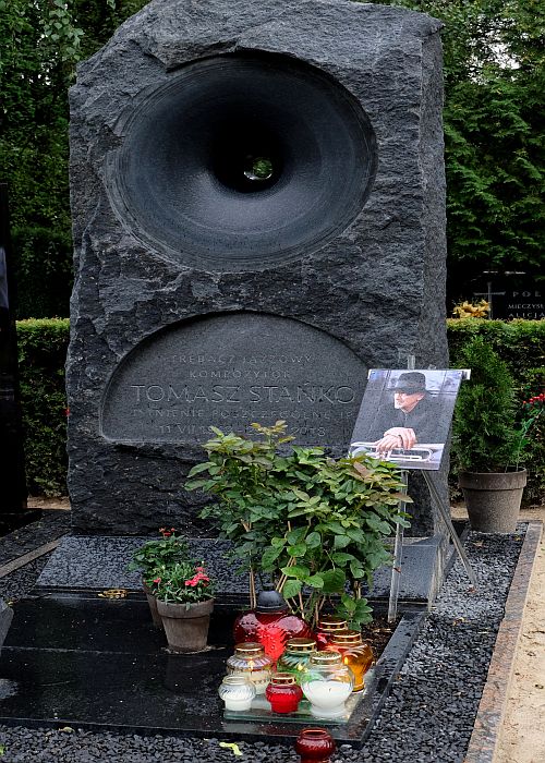 https://czasopismosztuka.pl/nekropolie/